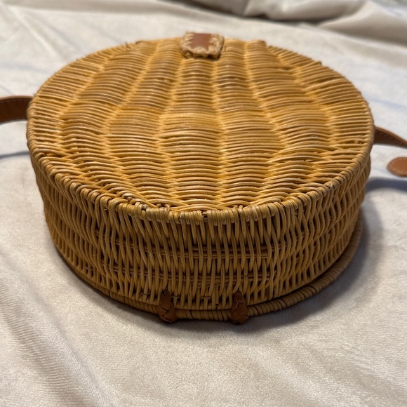 Universal Thread Round Woven Crossbody Bag in Natural and Tan - Picture 5 of 6